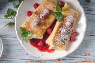 Taze meyve ile peynir blintzes gözleme