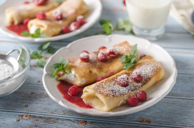 Taze meyve ile peynir blintzes gözleme