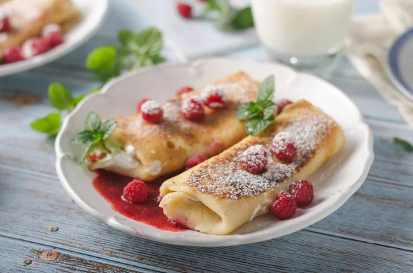 Kaas blintzes pannenkoeken met vers fruit — Stockfoto