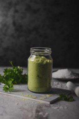 Ev yapımı biyo aromalı tuz otlar ile