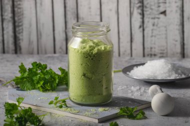 Ev yapımı biyo aromalı tuz otlar ile