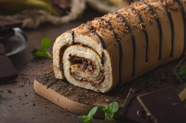 Pastel de chocolate hecho en casa banana roll — Foto de Stock