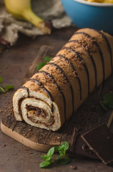 Hausgemachte Schokoladenbananenrolle Kuchen — Stockfoto