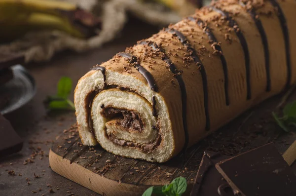 Hausgemachte Schokoladenbananenrolle Kuchen — Stockfoto