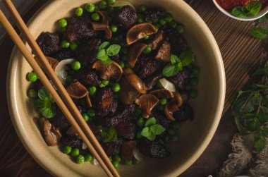 Ev yapımı Tay et orman mantar ile