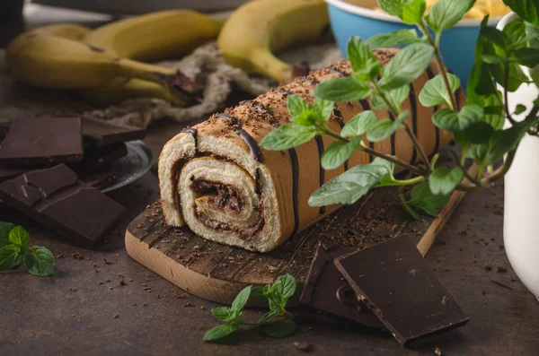 Zelfgemaakte chocolade banaan broodje cake — Stockfoto