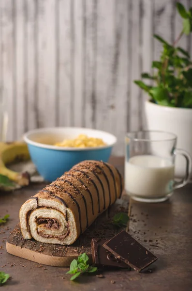 Torta fatta in casa al cioccolato banana roll — Foto Stock