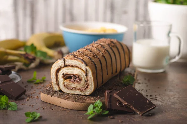 Pastel de chocolate hecho en casa banana roll — Foto de Stock