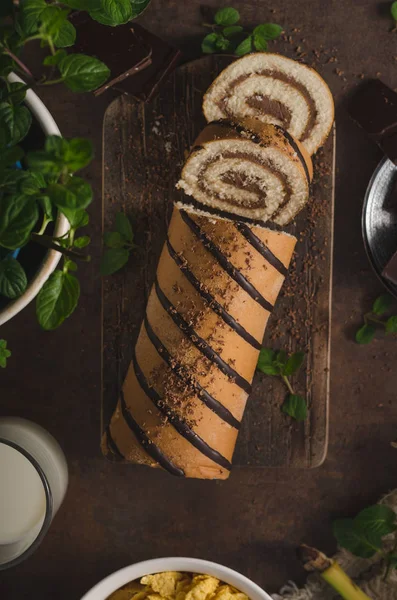 Pastel de chocolate hecho en casa banana roll — Foto de Stock