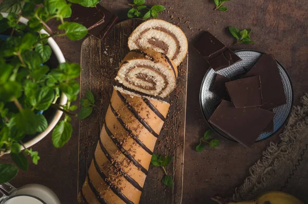 Pastel de chocolate hecho en casa banana roll — Foto de Stock