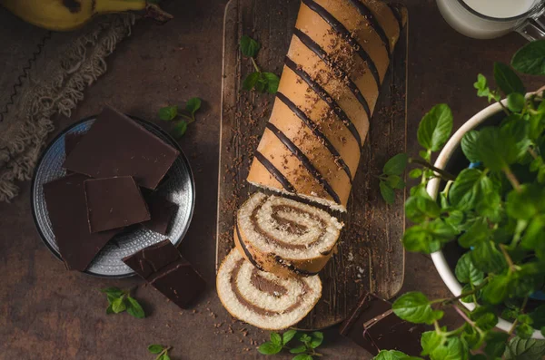 Pastel de chocolate hecho en casa banana roll — Foto de Stock