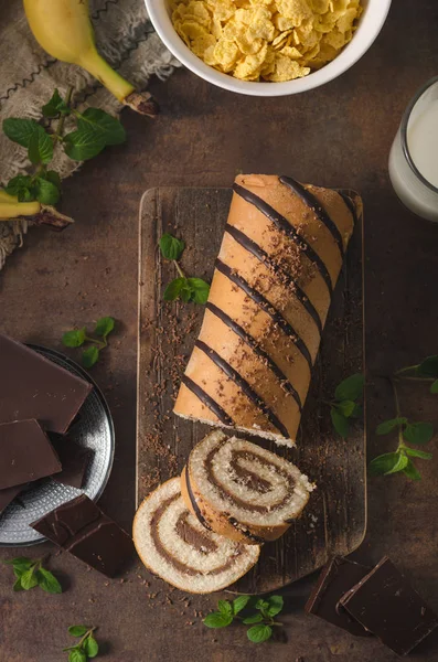 Pastel de chocolate hecho en casa banana roll — Foto de Stock