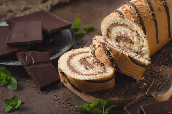 Pastel de chocolate hecho en casa banana roll — Foto de Stock