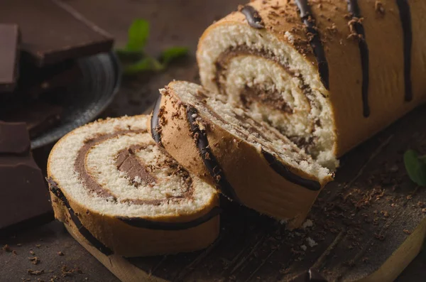 Pastel de chocolate hecho en casa banana roll — Foto de Stock