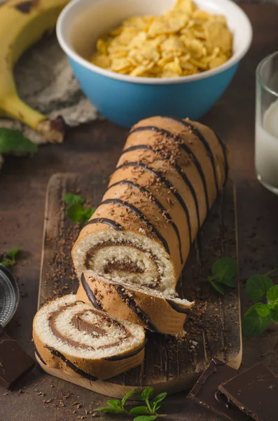 Pastel de chocolate hecho en casa banana roll — Foto de Stock