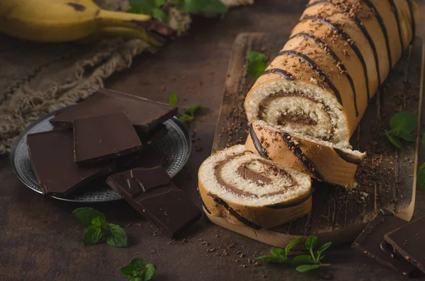 Bolo de rolo de banana de chocolate caseiro — Fotografia de Stock