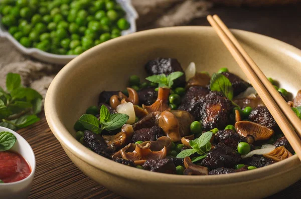 Zelfgemaakte Thaise vlees met bos paddestoelen — Stockfoto