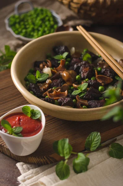 Zelfgemaakte Thaise vlees met bos paddestoelen — Stockfoto