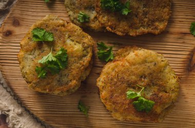 Lezzetli patates gözlemesi eve hazırlamak