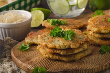 Lezzetli patates gözlemesi eve hazırlamak