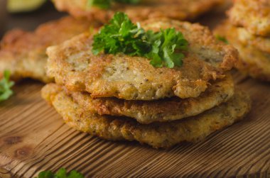 Lezzetli patates gözlemesi eve hazırlamak