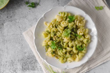 Taze irmik makarna pesto ile