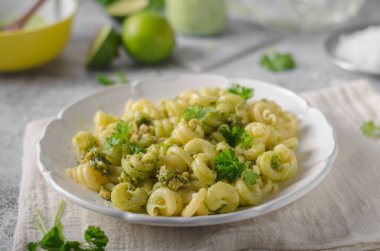 Taze irmik makarna pesto ile