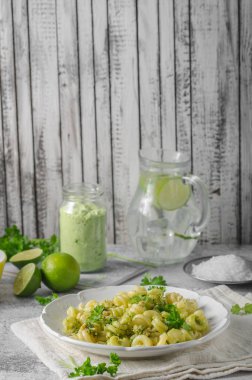 Taze irmik makarna pesto ile