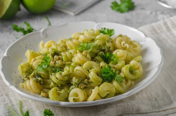 Fresh semolina pasta with pesto — Stock Photo, Image