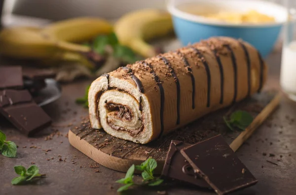 Domácí čokoládový banán roll dort — Stock fotografie