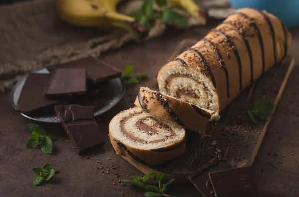 Pastel de chocolate hecho en casa banana roll — Foto de Stock