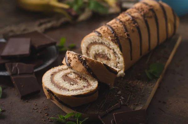Pastel de chocolate hecho en casa banana roll — Foto de Stock