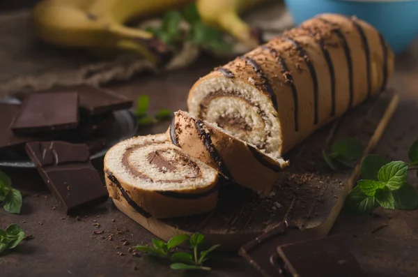 Pastel de chocolate hecho en casa banana roll — Foto de Stock