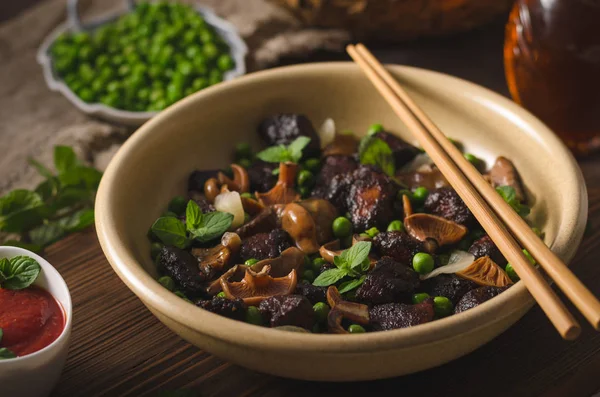 Carne tailandesa casera con champiñones — Foto de Stock