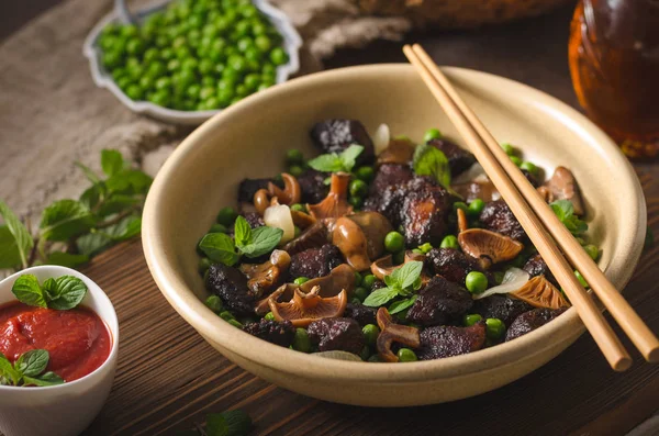 Zelfgemaakte Thaise vlees met bos paddestoelen — Stockfoto