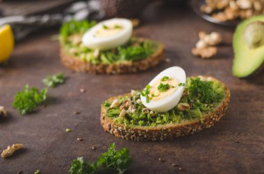 Ev yapımı sağlıklı avokado ekmek