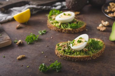 Ev yapımı sağlıklı avokado ekmek