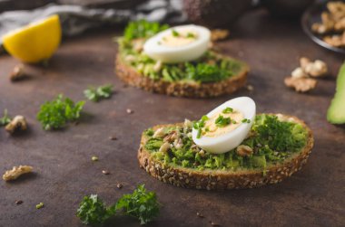 Ev yapımı sağlıklı avokado ekmek