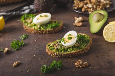 Ev yapımı sağlıklı avokado ekmek