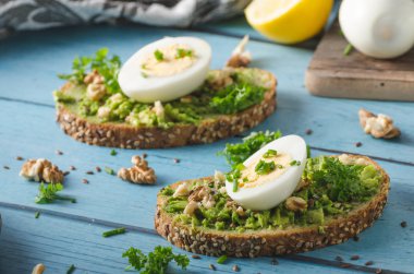 Ev yapımı sağlıklı avokado ekmek