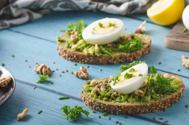 Ev yapımı sağlıklı avokado ekmek