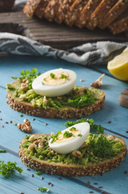 Ev yapımı sağlıklı avokado ekmek