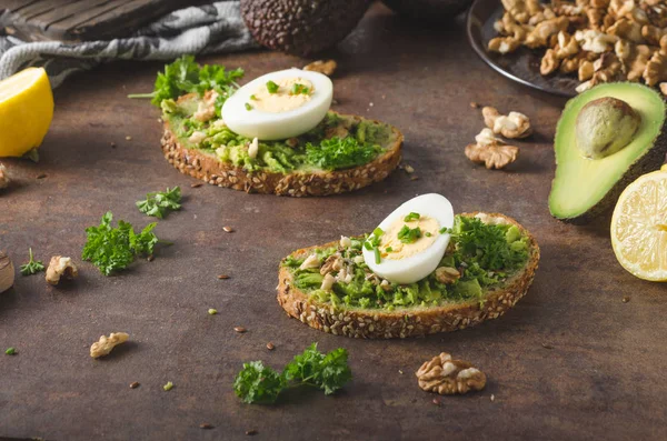 Ev yapımı sağlıklı avokado ekmek — Stok fotoğraf