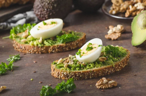 Ev yapımı sağlıklı avokado ekmek — Stok fotoğraf