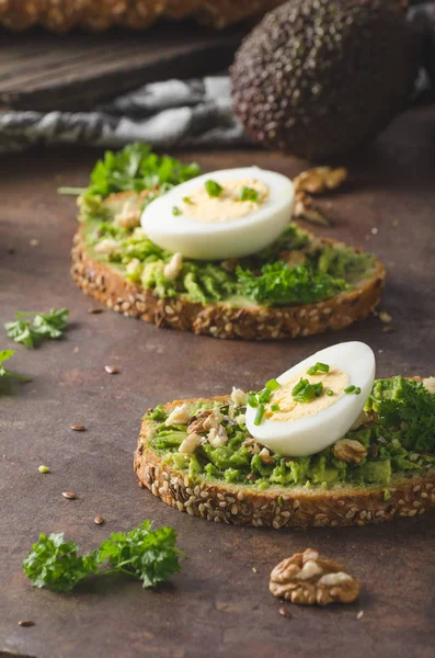 Ev yapımı sağlıklı avokado ekmek — Stok fotoğraf