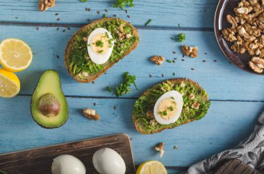 Ev yapımı sağlıklı avokado ekmek