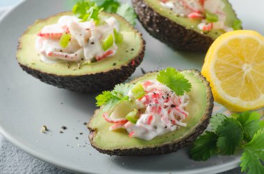 Yengeç eti ile delish dolu avokado