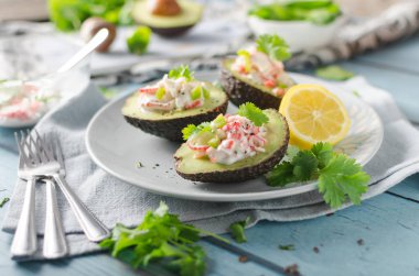 Yengeç eti ile delish dolu avokado