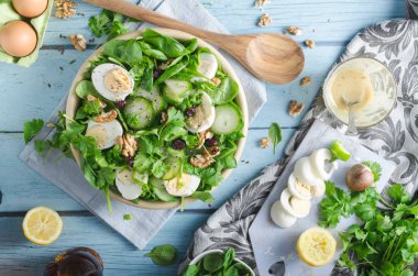 Ev yapımı yumurta ıspanak salatası