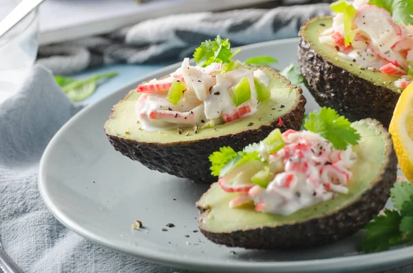 Delish wypełnione awokado z mięsa krabów — Zdjęcie stockowe